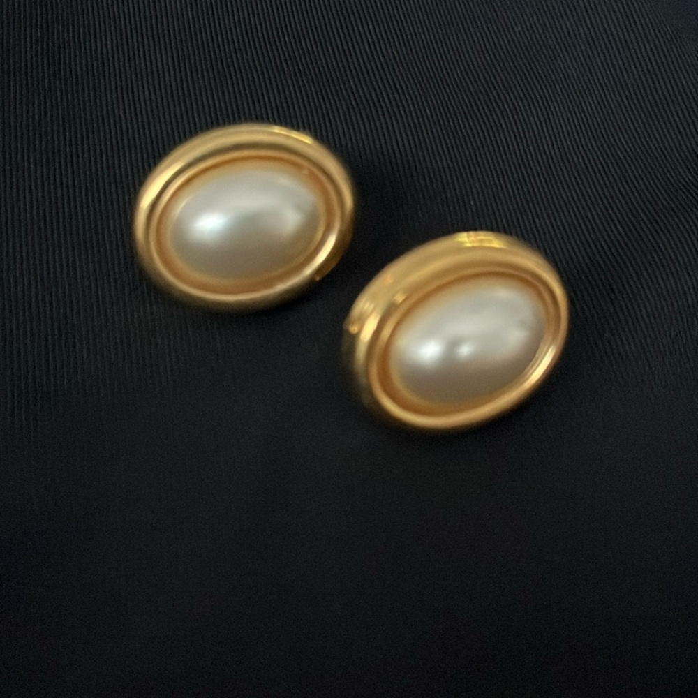Vintage small pearl clip on earrings